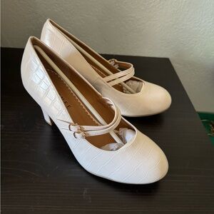 Journee Collection Cream Croc-Embossed Heels